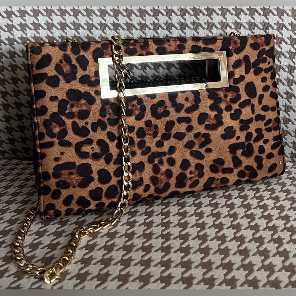 NEW w/o Tags HOXIS Leopard Print Clutch W/Gold Tone Chain Strap & Cut Out Handle